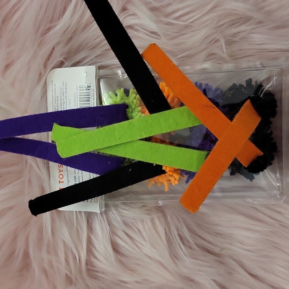 Brand New HOLIDAY INSPIRED THRILLS & CHILLS CAT TOY-8CT. - Picture 2 of 4